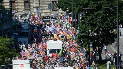 G7-Gipfel 2015 - Demonstration       -  Riesendemonstration: Der Protest gegen den G7-Gipfel brachte in München 35 000 bis 40 000 Menschen auf die Straße.