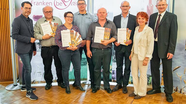 Die erfolgreichen Brenner aus dem Landkreis Kitzingen (von links): Mathias Krönert (Brennereifachberater an der Bayer. Landesanstalt für Weinbau und Gartenbau-LWG), Gerhard Horak (Castell) Stefanie und Harald Stadelmann (Martinsheim-Enheim), Gerhard Kleinschroth (Gnodstadt) Robert Sterk (Großlangheim) Andrea Bätz (Geschäftsführerin des Fränk. Klein- und Obstbrennerverbandes), Hubert Fröhlich (1. Vorsitzender des Fränk. Klein- und Obstbrennerverbandes).