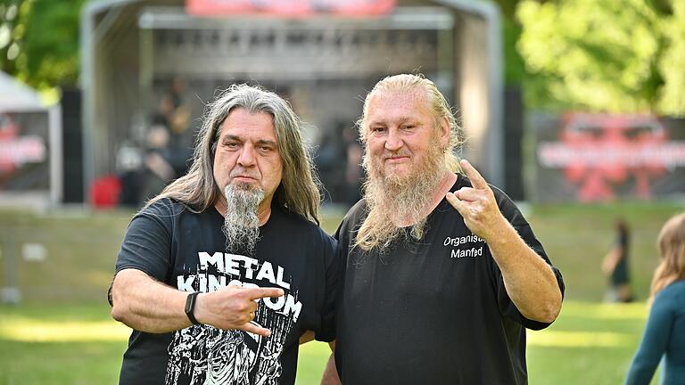 Gibt nicht klein bei: Veranstalter Manfred Schleicher (rechts) möchte sein Metal Kingdom Festival in Gaukönigshofen trotz des finanziellen Desasters 2023 fortsetzen.