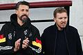 Sandro Wagner (l) und Julian Nagelsmann       -  Sandro Wagner (l) will mindestens bis zur WM 2026 an der Seite von Julian Nagelsmann bleiben.