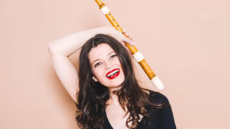Die Blockflöten-Virtuosin Dorothee Oberlinge musiziert beim Herbstkonzert 'Vielschreiber' mit dem Bayerischen Kammerorchester. Foto: Henning Ross - Die Blockflöten-Virtuosin Dorothee Oberlinge musiziert beim Herbstkonzert 'Vielschreiber' mit dem Bayerischen Kammerorchester. Foto: Henning Ross Die Blockflöten-Virtuosin Dorothee Oberlinge musiziert beim Herbstkonzert 'Vielschreiber' mit dem Bayerischen Kammerorchester. Foto: Henning Ross - Die Blockflöten-Virtuosin Dorothee Oberlinge musiziert beim Herbstkonzert 'Vielschreiber' mit dem Bayerischen Kammerorchester. Foto: Henning Ross