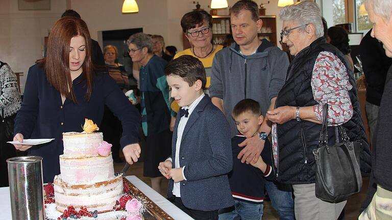 Zum Abschied servierte Pächterin Anne Stöcklein (links) den geladenen Gästen im Schwanberg-Café eine dreistöckige Johannisbeer-Sahne-Torte. Zum Abschied servierte Pächterin Anne Stöcklein (links) den geladenen Gästen im Schwanberg-Café eine dreistöckige Johannisbeer-Sahne-Torte.