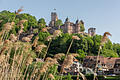 Blick nach Wertheim, auf das Wahrzeichen der Stadt: Die alte Höhenburg auf der hohen, schmalen Bergzunge zwischen den Tälern von Main und Tauber ist eine der ältesten Burgruinen Baden-Württembergs.