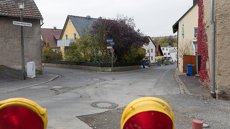 Es geht eng zu: Blick in Hermann-Mitnacht-Straße Würzburger Stadtteil Lengfeld. Es geht eng zu: Blick in Hermann-Mitnacht-Straße Würzburger Stadtteil Lengfeld.