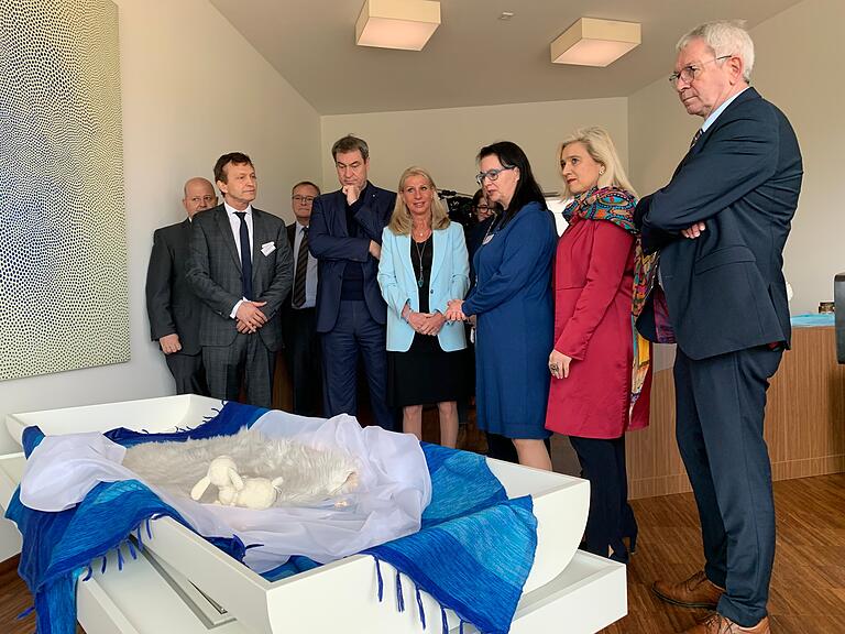Blick in die Räume des Kinder- und Jugendhospizes (von links): Landtagsabgeordneter Holger Dremel, Xaver Frauenknecht, Vorsitzender des Vorstandes der Sozialstiftung Bamberg, Oberbürgermeister Andreas Starke, Ministerpräsident Markus Söder, Karin Baumüller-Söder, Hospizleiterin Beate Neumeister, Staatsministerin Melanie Huml und Landrat Johann Kalb. Blick in die Räume des Kinder- und Jugendhospizes (von links): Landtagsabgeordneter Holger Dremel, Xaver Frauenknecht, Vorsitzender des Vorstandes der Sozialstiftung Bamberg, Oberbürgermeister Andreas Starke, Ministerpräsident Markus Söder, Karin Baumüller-Söder, Hospizleiterin Beate Neumeister, Staatsministerin Melanie Huml und Landrat Johann Kalb.