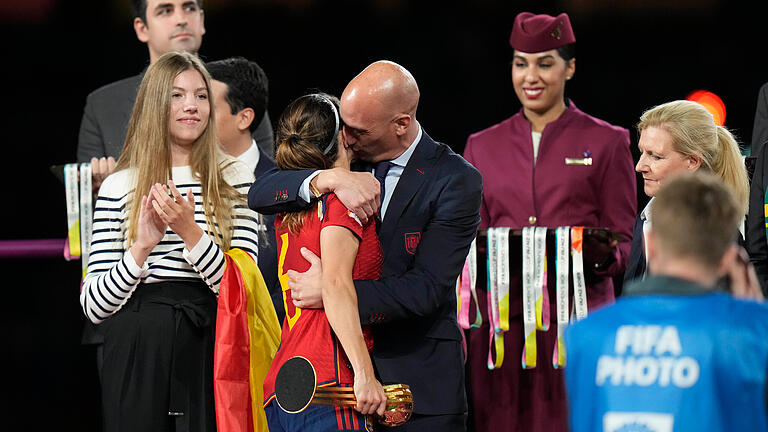 England - Spanien.jpeg       -  Luis Rubiales, Präsident des spanischen Fußballverbands, umarmt und küsst die spanische Nationalspielerin Aitana Bonmati auf dem Podium nach dem Sieg Spaniens im Finale.
