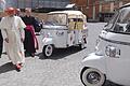 Papst Benedikt XVI. mit Piaggio Ape       -  Auch Papst Benedikt XVI. bekam einst ein &bdquo;Apamobil&rdquo;. (Archivbild)