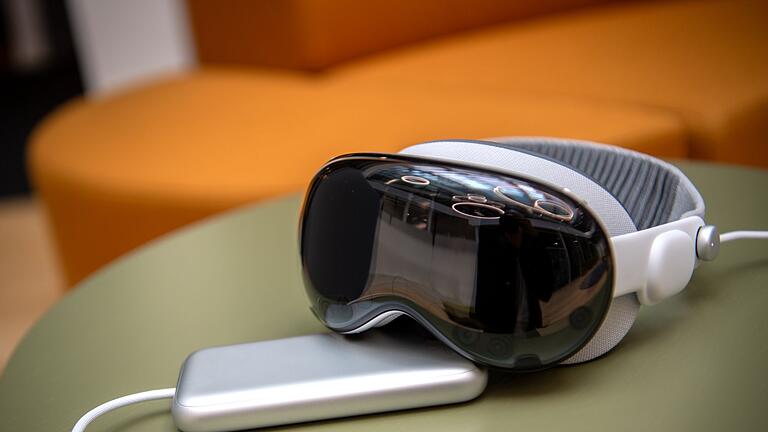 Die Vision Pro und ihr externer Akku       -  Der externe Akku der Vision Pro steckt auch in einem Aluminium-Gehäuse und ist per Kabel verbunden.