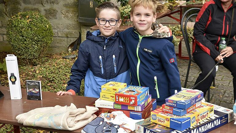Welches Spiel hätten sie denn gerne? Diese Buben versuchten sich beim Dorfflohmarkt in Unfinden auch schon als Händler.