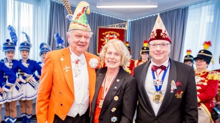 Der Präsident des Elferrats Würzburg Reinhart Stumpf mit Marlies Vögele-Wahlen, die den Jubiläums-Session-Orden erhielt, und Marco Herbert vom Fastnacht-Verband Franken.