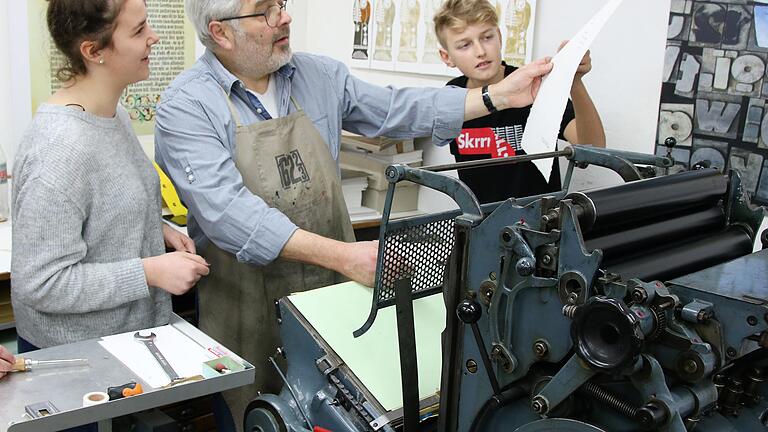 Der alte Gally Tiegel bedruckt auch dickere Vorlagen. Mit großen Augen verfolgten Alex (rechts) und Alina die filigrane Arbeit von Buchdruckermeister Conny Hügelschäffer. Der alte Gally Tiegel bedruckt auch dickere Vorlagen. Mit großen Augen verfolgten Alex (rechts) und Alina die filigrane Arbeit von Buchdruckermeister Conny Hügelschäffer.