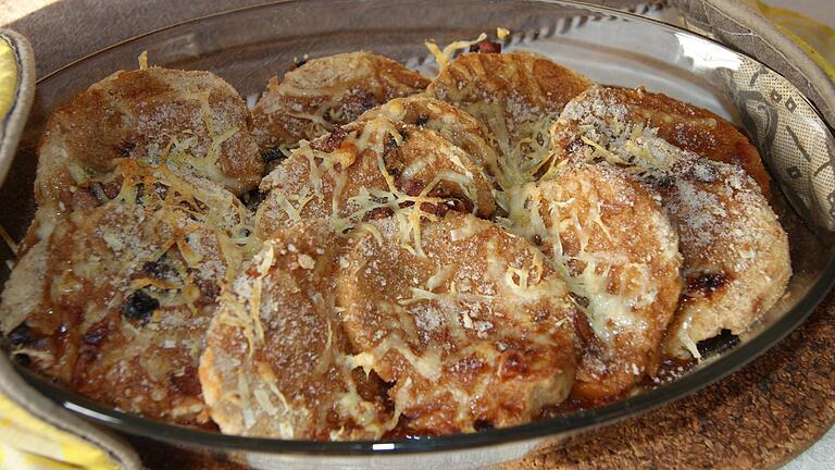 Ein fränkischer Semmel- oder Serviettenkloß (hier überbacken mit Käse) lässt sich leicht aus regionalen Zutaten selbst herstellen. Doch steigt in Corona-Zeiten tatsächlich die Nachfrage nach regionalen Lebensmitteln und wird mehr selbst gekocht?