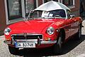 Bevor es dem Oldtimer zu heiß wird, erhält der Liebling auf vier Rädern einen Sonnenschirm. Gesehen während der 'Geo Classics' am 21. August in Gerolzhofen.