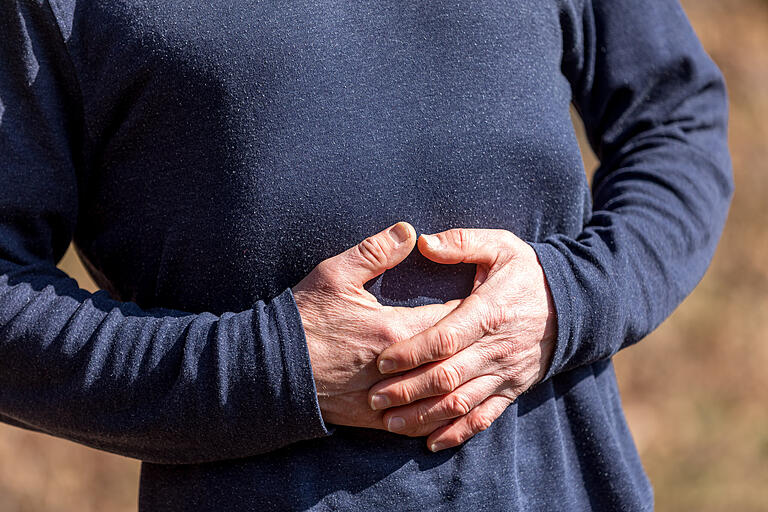 Station 2 lädt zum bewussten Atmen ein. Man wird aufgefordert, die Hände auf den Bauch zu legen und zu beobachten, wie der eigene Atem kommt und geht, ohne ihn zu beeinflussen. Station 2 lädt zum bewussten Atmen ein. Man wird aufgefordert, die Hände auf den Bauch zu legen und zu beobachten, wie der eigene Atem kommt und geht, ohne ihn zu beeinflussen.