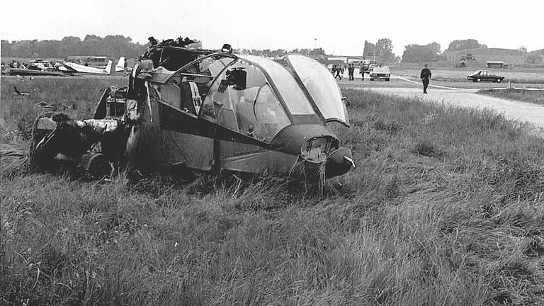 Der völlig zerstörte Cobra-Kampfhubschrauber.