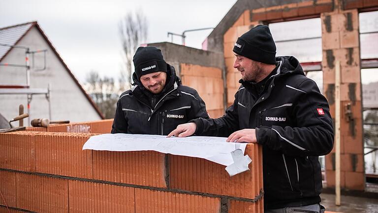 Vom Hausbau bis zum Wasserrohrbruch: Martin und Patrick Schwab sind mit ihrer Firma breit aufgestellt. Vom Hausbau bis zum Wasserrohrbruch: Martin und Patrick Schwab sind mit ihrer Firma breit aufgestellt. 