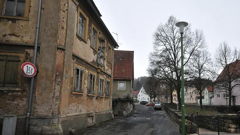 Leerstand ist auch im Ochsenfurter Ortsteil Goßmannsdorf ein Problem. Hinzu kommen marode Baudenkmäler. Mit Hilfe eines Leerstandskatasters und Beratung für Eigentümer und Investitionswillige will die kommunale Allianz „Fränkischer Süden“ der drohenden Verödung der Dorfkerne entgegentreten. Leerstand ist auch im Ochsenfurter Ortsteil Goßmannsdorf ein Problem. Hinzu kommen marode Baudenkmäler. Mit Hilfe eines Leerstandskatasters und Beratung für Eigentümer und Investitionswillige will die kommunale Allianz „Fränkischer Süden“ der drohenden Verödung der Dorfkerne entgegentreten.