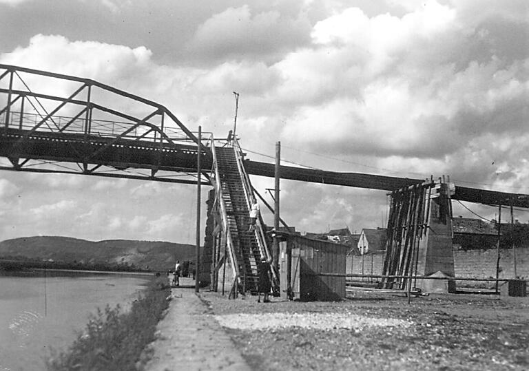 Der rechte, intakte stadtseitige Brückenbogen wurde zur Mitte geschoben und anschließend das fehlende Teil mit einer Holz/Stahlkonstruktion als Behelfsbrücke gebaut. Der rechte, intakte stadtseitige Brückenbogen wurde zur Mitte geschoben und anschließend das fehlende Teil mit einer Holz/Stahlkonstruktion als Behelfsbrücke gebaut.