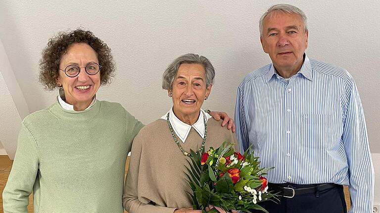 Martha Maucher (von links), die scheidende Leiterin der Schreibwerkstatt Elisabeth Schilling-Küng und ihr Nachfolger Hans-Joachim Grassmann. Martha Maucher (von links), die scheidende Leiterin der Schreibwerkstatt Elisabeth Schilling-Küng und ihr Nachfolger Hans-Joachim Grassmann.