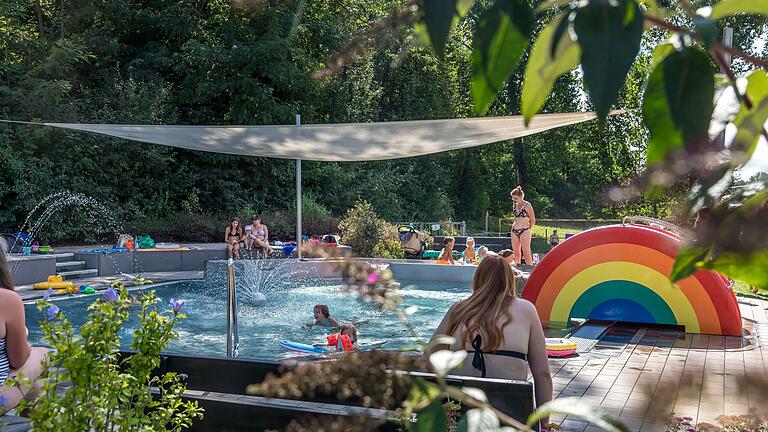 Das Terrassenbad in Markt Einersheim bietet neben einem großen Schwimmbecken auch ein Babybecken mit Sonnenschutz.&nbsp;