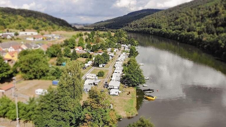 Direkt am Fluss: Der Campingplatz Maintal Ressort in Collenberg im Landkreis Miltenberg. Direkt am Fluss: Der Campingplatz Maintal Ressort in Collenberg im Landkreis Miltenberg.