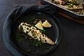 Fisch mit brauner Butter, grüner Salsa und Kapern       -  Die Zitrone zum Fisch sorgt für eine frische Note, die braune Butter für ein nussiges Aroma und die knusprig gebratenen Kapern für einen Crunch-Effekt.