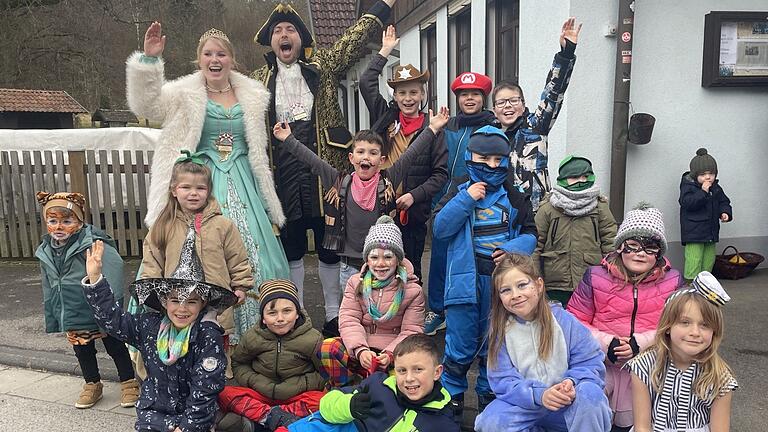 Prinz Bernd II und Prinzessin Laura I fühlten sich beim Kinderfasching in Geckenau inmitten des Faschingsnachwuchses pudelwohl. Gemeinsam wurde für viel Stimmung unter der Narrenschar gesorgt.