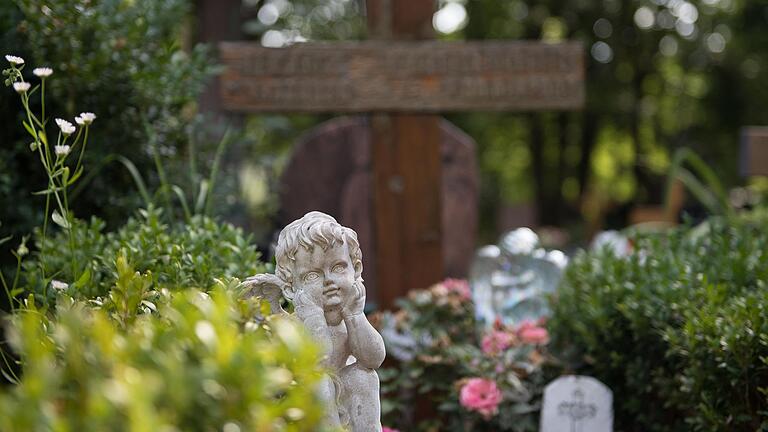 Das Gesicht der Friedhöfe in Mellrichstadt und den Stadtteilen (hier ein Symbolbild) wird sich auf lange Sicht verändern. Am Parkfriedhof werden dringend neue Urnengräber und eine weitere Fläche für naturnahe Bestattungen gebraucht. Das Gesicht der Friedhöfe in Mellrichstadt und den Stadtteilen (hier ein Symbolbild) wird sich auf lange Sicht verändern. Am Parkfriedhof werden dringend neue Urnengräber und eine weitere Fläche für naturnahe Bestattungen gebraucht.