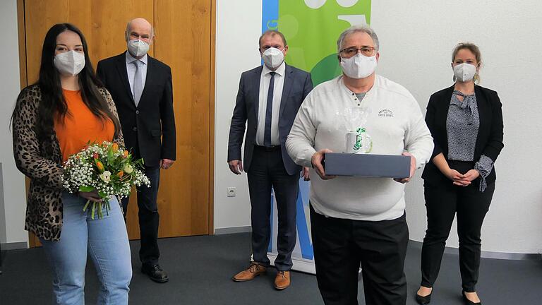 Abschied vom Landschaftspflegeverband (LPV) Würzburg: Madeleine Königer und Roland Sauer (vorne, von links) wurden von Landrat Thomas Eberth (hinten Mitte) und dem 1. Vorsitzenden des LPV, Altlandrat Eberhard Nuß (hinten links) verabschiedet. Königers Nachfolgerin Lena Priesemann (hinten rechts) nahm an der Corona-konformen Verabschiedung teil. Abschied vom Landschaftspflegeverband (LPV) Würzburg: Madeleine Königer und Roland Sauer (vorne, von links) wurden von Landrat Thomas Eberth (hinten Mitte) und dem 1. Vorsitzenden des LPV, Altlandrat Eberhard Nuß (hinten links) verabschiedet. Königers Nachfolgerin Lena Priesemann (hinten rechts) nahm an der Corona-konformen Verabschiedung teil.