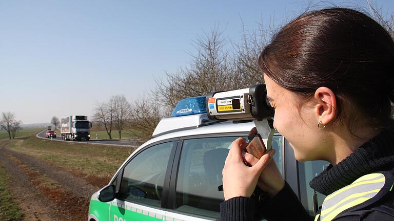 Freya Hahner kontrolliert an der Staatsstraße zwischen Unterspiesheim und Kolitzheim, ob die Fahrzeuge die Höchstgeschwindigkeit einhalten. Für die angehende Polizisten war dies der erste Einsatz mit der Laserpistole, begleitet von einem erfahrenen Kollegen. Freya Hahner kontrolliert an der Staatsstraße zwischen Unterspiesheim und Kolitzheim, ob die Fahrzeuge die Höchstgeschwindigkeit einhalten. Für die angehende Polizisten war dies der erste Einsatz mit der Laserpistole, begleitet von einem erfahrenen Kollegen.