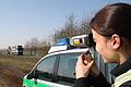 Freya Hahner kontrolliert an der Staatsstraße zwischen Unterspiesheim und Kolitzheim, ob die Fahrzeuge die Höchstgeschwindigkeit einhalten. Für die angehende Polizisten war dies der erste Einsatz mit der Laserpistole, begleitet von einem erfahrenen Kollegen.