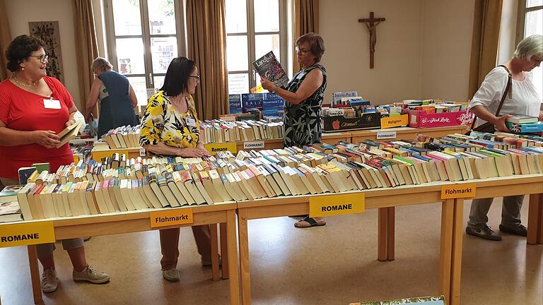 Einen Bücherflohmarkt organisierte die Bücherei Mariä Himmelfahrt in Bad Neustadt anlässlich des Pfarrfests.