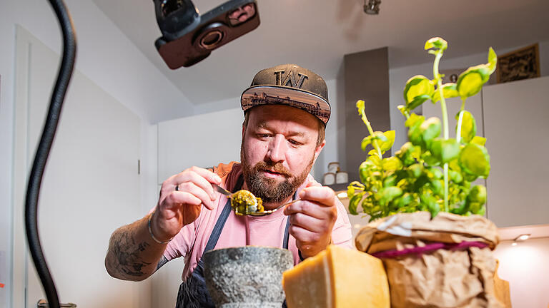 Alex Bahn ist Foodblogger aus Würzburg. Für seinen Instagram-Kanal 'eat_drink_enjoylife' bereitet er sein selbstgemachtes Pistazien-Pesto zu.