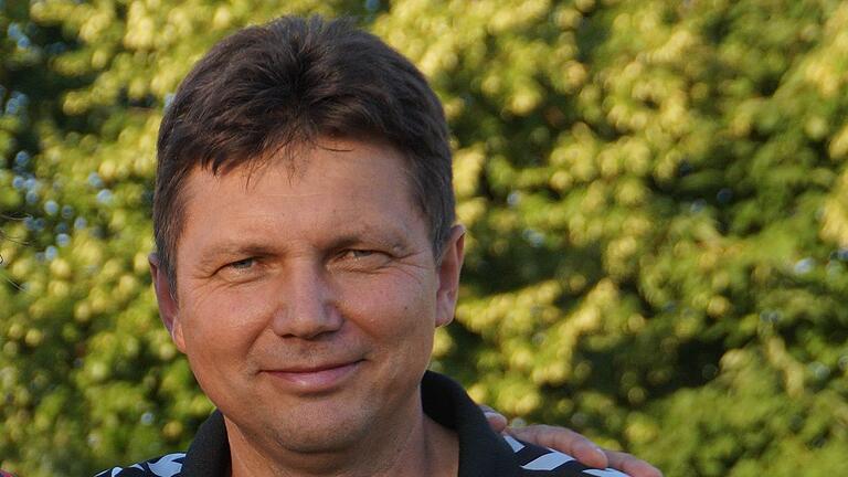 Josef Francic stammt aus Kroatien und drückt bei der EM beiden Mannschaften die Daumen, auch wenn er leichte Vorteile für die Kroaten sieht. Josef Francic stammt aus Kroatien und drückt bei der EM beiden Mannschaften die Daumen, auch wenn er leichte Vorteile für die Kroaten sieht.