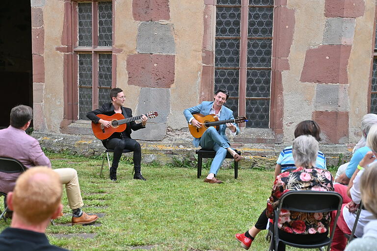 Alexander Moritz und Jan Pascal machten als Duo Café del Mundo den Anfang des Wandelkonzertes im Innenhof des Kreuzgangs von Kloster Bronnbach. Alexander Moritz und Jan Pascal machten als Duo Café del Mundo den Anfang des Wandelkonzertes im Innenhof des Kreuzgangs von Kloster Bronnbach.