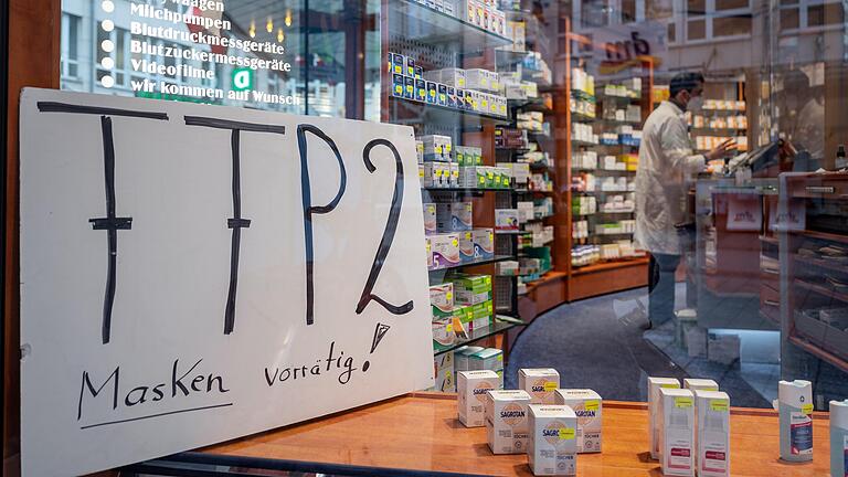 Ein Schild im Schaufenster einer Apotheke wirbt für FFP2-Masken. Wie sieht es im Landkreis Haßberge aus? Gibt es bei Apotheken und im Handel genug Masken? Diese Redaktion hat sich umgehört. Ein Schild im Schaufenster einer Apotheke wirbt für FFP2-Masken. Wie sieht es im Landkreis Haßberge aus? Gibt es bei Apotheken und im Handel genug Masken? Diese Redaktion hat sich umgehört.