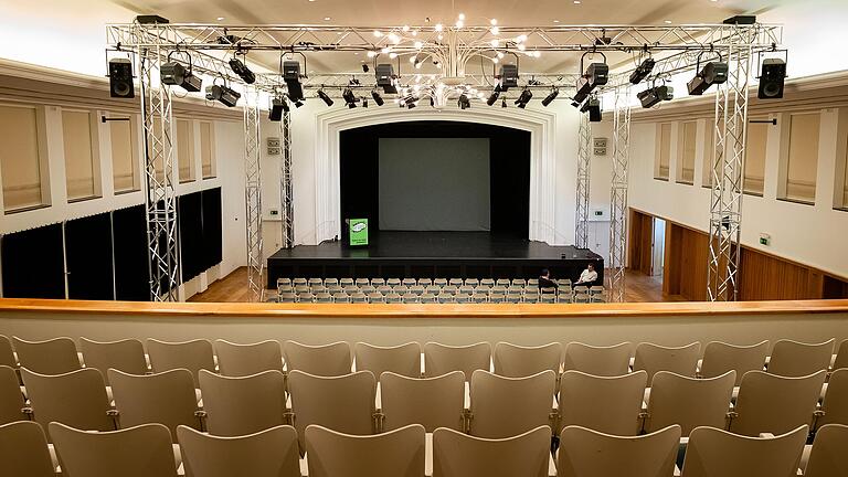Blick in das evangelische Gemeindehaus, das bis Herbst 2026 die Ersatzspielstätte des Schweinfurter Theaters ist. Blick in das evangelische Gemeindehaus, das bis Herbst 2026 die Ersatzspielstätte des Schweinfurter Theaters ist.