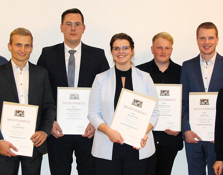 Die frisch gebackenen Landwirtschaftsmeister aus den Landkreisen Würzburg, Main-Spessart und Hassfurt. Die frisch gebackenen Landwirtschaftsmeister aus den Landkreisen Würzburg, Main-Spessart und Hassfurt.