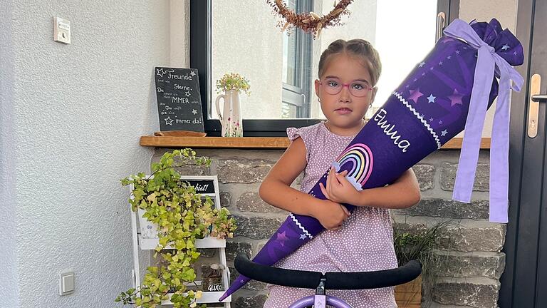 Emma Krutsch hat eine Schultüte in ihrer Lieblingsfarbe bekommen. Emma Krutsch hat eine Schultüte in ihrer Lieblingsfarbe bekommen.