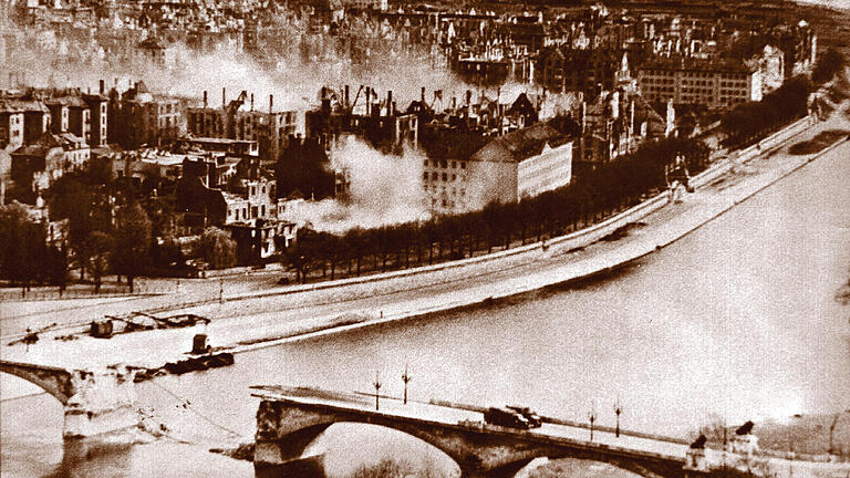 Todesort Löwenbrücke: Am 2. April 1945 sprengten Deutsche die Löwenbrücke und Amerikaner begannen, die Sanderau von den gegenüberliegenden Hügeln aus zu beschießen. Am Morgen des 3. April starb der 18-jährige GI William Wayne Rouse in der Nähe der Brücke. Er hatte zu den ersten amerikanischen Soldaten gehört, die den Main überquerten. Jetzt legte sein Neffe Kevin Rouse an der Todesstelle Blumen nieder. Wir entnahmen das Foto dem Main-Post-Buch „Zukunft, die aus Trümmern wuchs“. Todesort Löwenbrücke: Am 2. April 1945 sprengten Deutsche die Löwenbrücke und Amerikaner begannen, die Sanderau von den gegenüberliegenden Hügeln aus zu beschießen. Am Morgen des 3. April starb der 18-jährige GI William Wayne Rouse in der Nähe der Brücke. Er hatte zu den ersten amerikanischen Soldaten gehört, die den Main überquerten. Jetzt legte sein Neffe Kevin Rouse an der Todesstelle Blumen nieder. Wir entnahmen das Foto dem Main-Post-Buch „Zukunft, die aus Trümmern wuchs“.