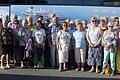Ausflug des VdK-Ortsverbandes Kleinlangheim       -  (ppe)   Der VdK-Ortsverband Kleinlangheim verbrachte laut Pressemitteilung seine Reise auf der Insel Rügen mit Mecklenburger Seenplatte, Rostock und Warnemünde unter der Reisebegleitung von Sigrid Gierth. Die größte deutsche Insel ist zweifellos auch die schönste und zieht seit Jahrhunderten viele Besucher in ihren Bann. Dazu tragen vor allem die weißen Kreidefelsen, die majestätisch und unverwechselbar über der Ostseeküste thronen sowie die zerklüfteten Steilküsten und feinsandigen Traumstrände bei. Auf der Anreise besuchte die Gruppe Neubrandenburg und Neustrelitz und unternahm eine Schifffahrt auf der Müritz. Von Sassnitz auf Rügen startete der VdK zur Schifffahrt entlang der bizarren Kreideküste mit der Stubbenkammer und dem sagenumwobenen Königsstuhl. Das Ostseebad Binz erkundete die Gruppe danach und ließ sich eine Brise Seeluft um die Nase wehen. Der vorletzte Tag stand ganz im Zeichen der Hansestädte Rostock und Warnemünde. Vom Reiseleiter erfuhren sie, dass Rostock die einzige Hansestadt ist, die zugleich auch ein Seebad verzeichnen kann. Die große Badewanne heißt Warnemünde und ist ein Seebad mit weißen Stränden.