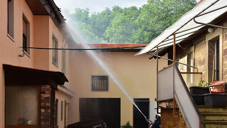 Wohnhausbrand in der Wanzengasse in Oberlauringen am Dienstagnachmittag. Wohnhausbrand in der Wanzengasse in Oberlauringen am Dienstagnachmittag.