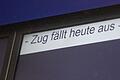 Eine Anzeige an einem Bahnhof weist auf einen Zugausfall hin       -  Von der Sperre waren Dutzende Züge betroffen. (Symbolbild)