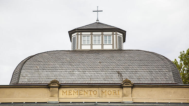 Die letzte Ruhe       -  Impressionen vom Friedhof: Die Aussegnungshalle am Würzburger Hauptfriedhof.