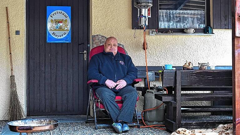 Anton Thum       -  Anton Thum ist zum Warten verdammt. Denn das Medikament, das seine Krebserkrankung aufhalten könnte, ist derzeit kaum lieferbar. Die Zeit vertreibt er sich an seinem Lieblingsplatz vor der Garage.