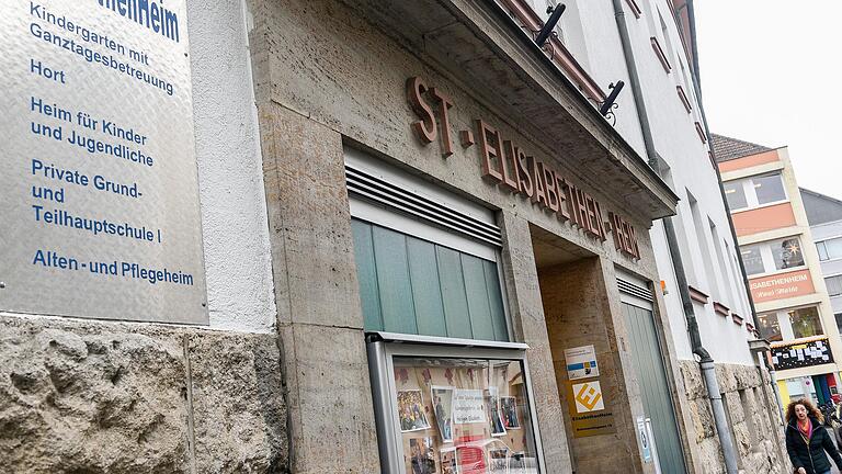 Seit 165 Jahren existiert der Elisabethenverein, für den zunächst Erlöserschwestern aus dem Elsaß die Aufgabe übernahmen, Kinder zu erziehen und ihnen eine Heimat zu geben. Dann folgten die Franziskanerinnen von 'Maria Stern' in Augsburg - bis heute.&nbsp;