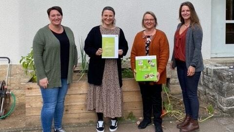 Strahlende Gesichter bei der Urkundenübergabe für die erfolgreiche Teilnahme am Coaching Kitaverpflegung. Das Foto zeigt (von links) Jasmin Depner (Küche), Julia Steffen (Leitung), Jutta Pfanzer (Küchenleitung), Gwendolin Hammer (Coaching).