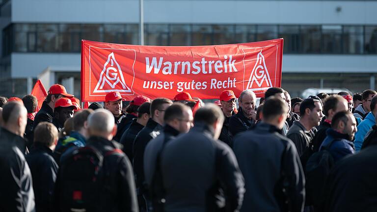 Wie in den vergangenen Tagen protestieren auch an diesem Freitag Beschäftigte der Metallindustrie in Bayern. Grund ist der Tarifstreit der Gewerkschaft mit den Arbeitgebern. Wie in den vergangenen Tagen protestieren auch an diesem Freitag Beschäftigte der Metallindustrie in Bayern. Grund ist der Tarifstreit der Gewerkschaft mit den Arbeitgebern.
