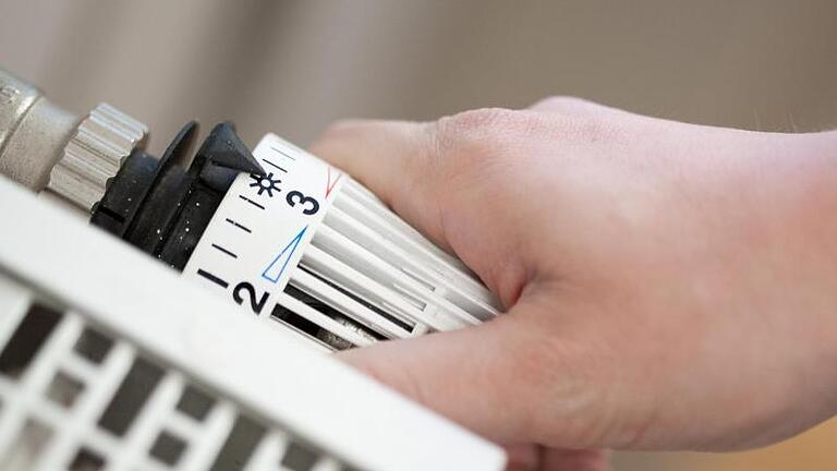 Wer Energie sparen will, sollte die Heizung etwas runterdrehen - ein Grad macht schon rund sechs Prozent Energie aus. Foto: Christin Klose/dpa-tmn - Sobald der Frühling da ist, drehen einige Menschen die Heizung ab. Doch das ist nicht immer eine gute Idee. Wer Energie sparen will, sollte die Heizung etwas runterdrehen - ein Grad macht schon rund sechs Prozent Energie aus. Foto: Christin Klose/dpa-tmn - Sobald der Frühling da ist, drehen einige Menschen die Heizung ab. Doch das ist nicht immer eine gute Idee.