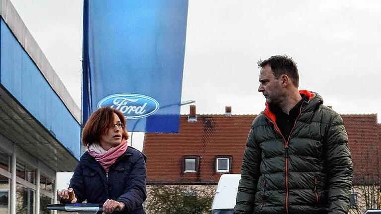 So entspannt fährt es sich elektrisch: Redakteurin Ines Renninger mit Geschäftsführer Jürgen Gaul.